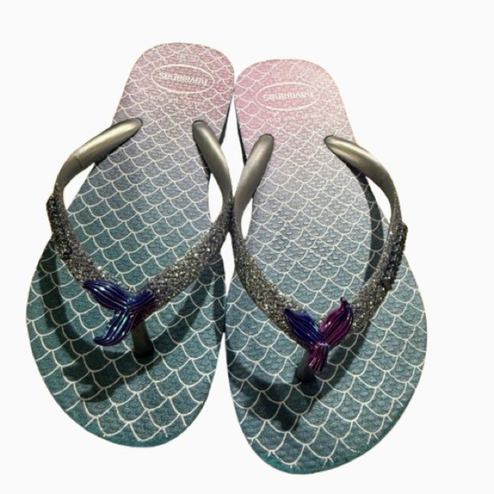 Havaianas Blue and Purple Sandals with Sleek Straps and Textured Sole
